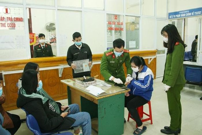 Công an thành phố Lào Cai tuyên truyền đến người dân đeo khẩu trang thực hiện phòng tránh dịch bệnh.