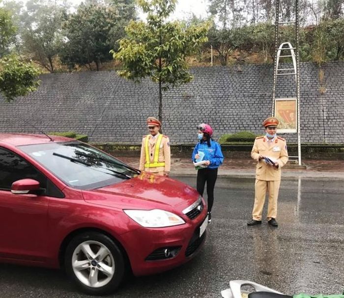 Lực lượng Cảnh sát giao thông phối hợp với tỉnh đoàn phát miễn phí hàng nghìn chiếc khẩu trang miễn phí cho người dân.
