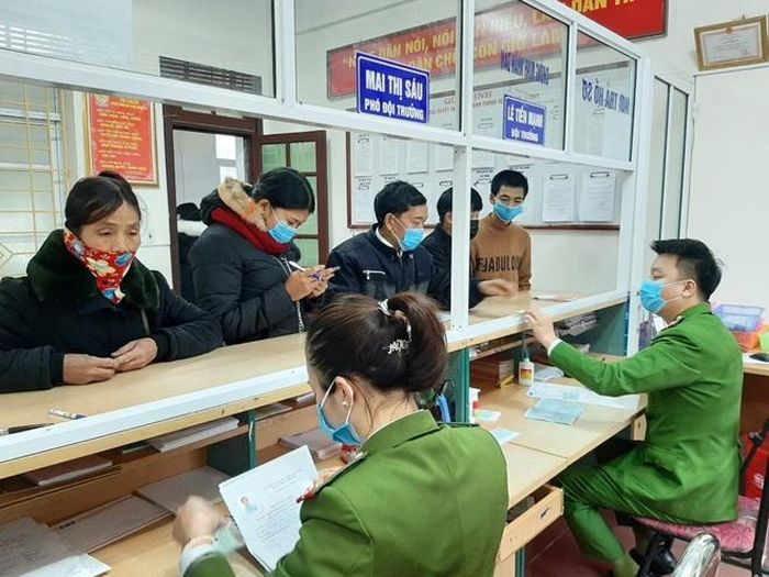 Phòng Cảnh sát quản lý hành chính vè trật tự xã hội phát khẩu trang miễn phí cho người dân chưa đeo khẩu trang khi làm việc.