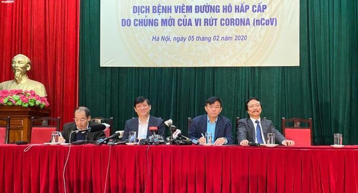 Thứ trưởng Bộ Y tế Nguyễn Thanh Long (thứ 2 từ trái sang) trong buổi họp báo thông tin về dịch bệnh viêm đường hô hấp cấp do chủng mới của virus corona (nCoV) chiều nay 5/2 tại Hà Nội.