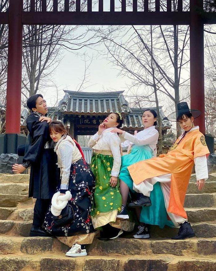  Cuộc sống hôn nhân của họ vướng một số nghi vấn nhưng nhanh chóng được người trong cuộc giải quyết. Hồi tháng 10, việc Hari Won không tham dự buổi tiệc sinh nhật mẹ chồng gây thắc mắc. Khi đó, Trấn Thành lập tức giải thích: "Hôm nay, Hari Won bận đi quay phim tới khuya không tới được. Cả nhà đừng lo nhé". 