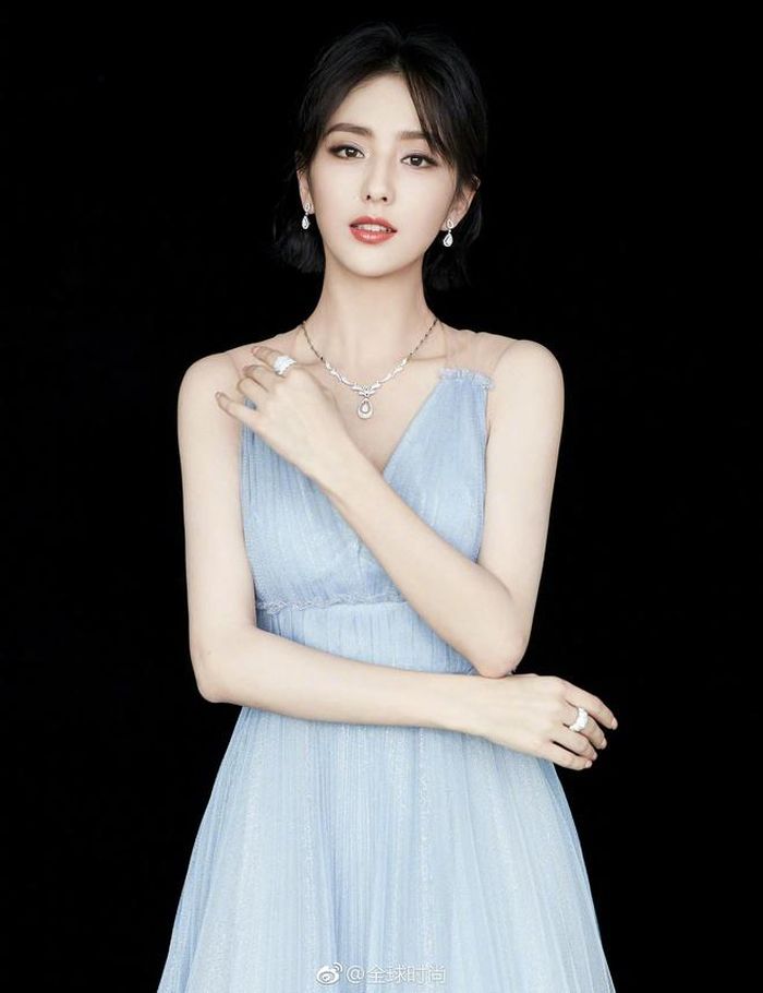  Kiểu váy dài thướt tha làm bằng chất liệu mỏng nhẹ luôn là món đồ yêu thích của người đẹp nhằm thể hiện hình ảnh nữ tính trong mắt công chúng. Tân Hoa Xã nhận định Đồng Lệ Á là nàng hoa đán ngọt ngào của màn ảnh Hoa ngữ. Tờ báo này nhận định: "Chỉ nhờ vai Tố Ngôn phim Cung tỏa tâm ngọc, Đồng Lệ Á đã lọt top tứ đại mỹ nhân cổ trang bên cạnh Lưu Thi Thi, Dương Mịch và Đường Yên". Ảnh: Sina. 