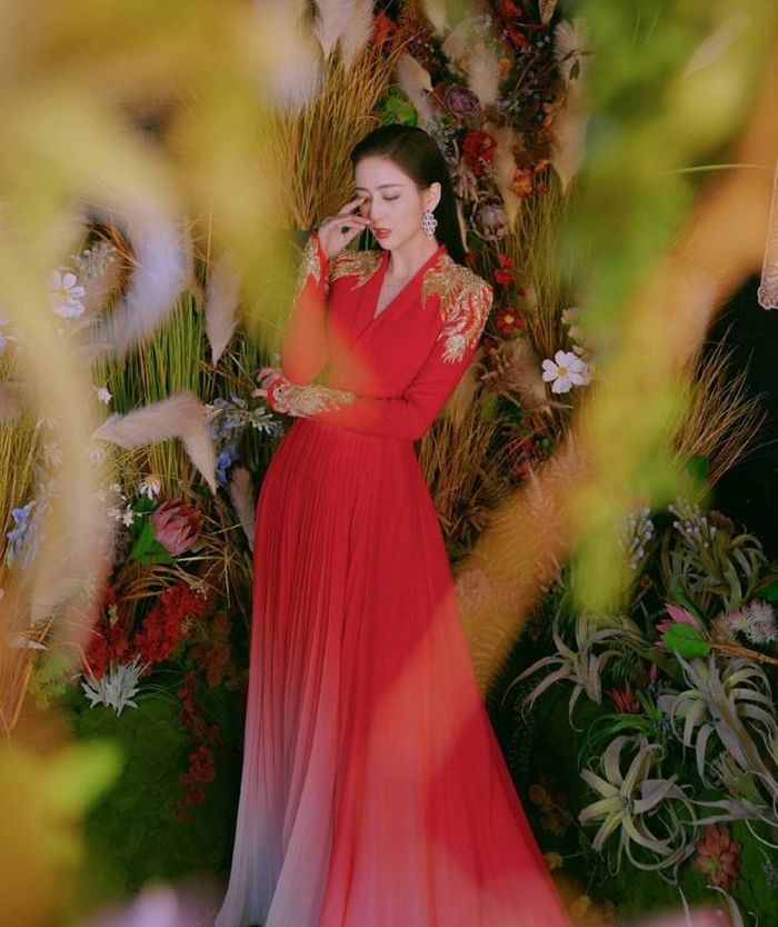 Trong chương trình Xuân Vãn chào Tết 2020 của đài truyền hình Trung Quốc, nữ MC nhận được sự khen ngợi từ công chúng về nhan sắc rạng rỡ, xinh đẹp trên các diễn đàn. Cô diện váy đỏ rực rỡ thêu hình rồng phượng đồng điệu với đôi khuyên tai to bản lấp lánh. Mái tóc ướt vuốt ngược giúp nữ diễn viên khoe những đường nét quyến rũ trên gương mặt. Ảnh: Sohu. 