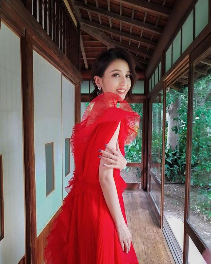  Làn da trắng hồng của nữ diễn viên phù hợp với mọi sắc độ trên trang phục. Những bộ cánh tông đỏ rực rỡ càng tôn lên nhan sắc xinh đẹp của Lệ Á trong các khung hình. Ảnh: Sina. 