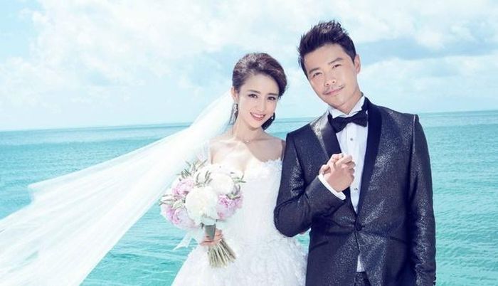  Đồng Lệ Á khiến nhiều người tiếc nuối khi kết hôn cùng đạo diễn Trần Tư Thành - người có tiếng trăng hoa trong làng giải trí. Họ công khai tình cảm tháng 3/2012 và tổ chức lễ cưới năm 2014. Ngày 8/1, trang Sohu đưa tin cả hai đã ký vào thỏa thuận ly hôn. Cặp vợ chồng lựa chọn phương pháp giữ bí mật về việc đường ai nấy đi. Lý do là vì Trần Tư Thành vướng nợ nần, điều này sẽ ảnh hưởng đến kinh tế của nam diễn viên. Ảnh: Sohu. 