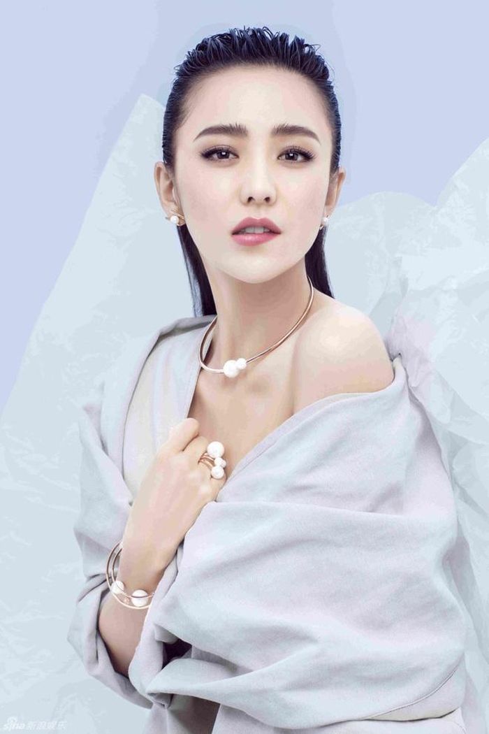  Nữ MC xinh đẹp trên sóng truyền hình không ai khác chính là diễn viên Đồng Lệ Á. Người đẹp sinh năm 1984 tại Tân Cương, Trung Quốc. Năm 2002, cô chứng minh vẻ ngoài hơn người bằng danh hiệu á khôi Tân Cương. Nhờ nhan sắc xinh đẹp, Lệ Á được giao các vai diễn mỹ nhân phim cổ trang. Năm 2008, cô trở thành Triệu Phi Yến trong Mẫu nghi thiên hạ. Năm 2011, cô nổi tiếng hơn khi đóng Cung tỏa tâm ngọc. Ảnh: Sina. 