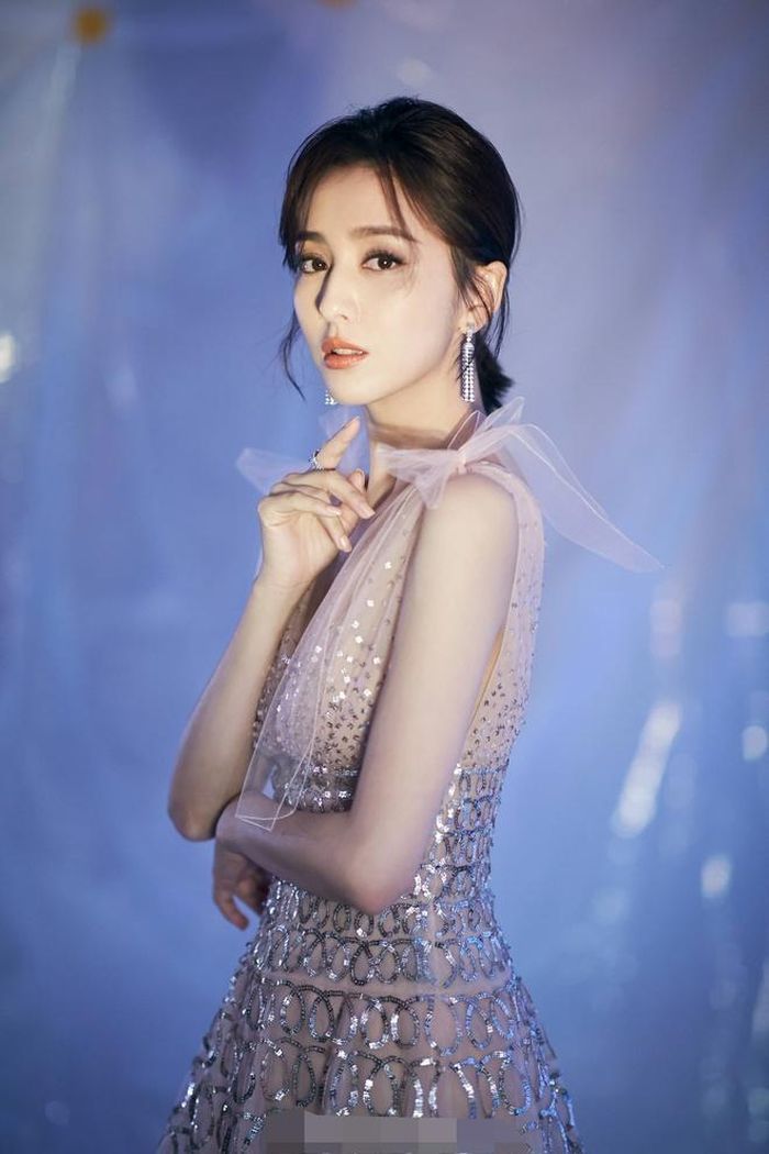  Những kiểu váy xòe bồng bềnh, đính kết đá lấp lánh hay làm bằng chất liệu vải voan mỏng xuyên thấu luôn là lựa chọn hàng đầu của mỹ nữ Tân Cương tại sự kiện thảm đỏ. Ảnh: Sina. 