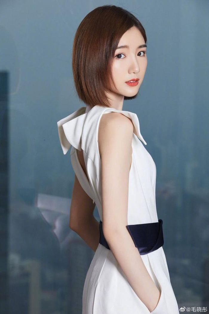  Ngoài đời, Lệ Á chuộng phong cách thời trang thanh lịch trong những bộ cánh nữ tính phù hợp với độ tuổi trưởng thành. Cô thường diện kiểu trang phục đơn sắc với khoảng hở tinh tế khoe làn da trắng mịn màng. Lối trang điểm của người đẹp cũng tập trung vào đôi môi đỏ gợi cảm cùng đường kẻ mắt nhẹ nhàng. Ảnh: Sina. 