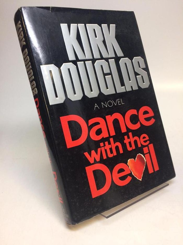 Bìa cuốn tiểu thuyết "Dance With the Devil" của Kir Douglas