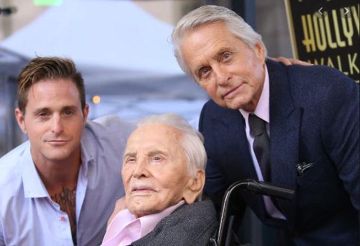 Kirk cùng con trai Michael và cháu nội Cameron