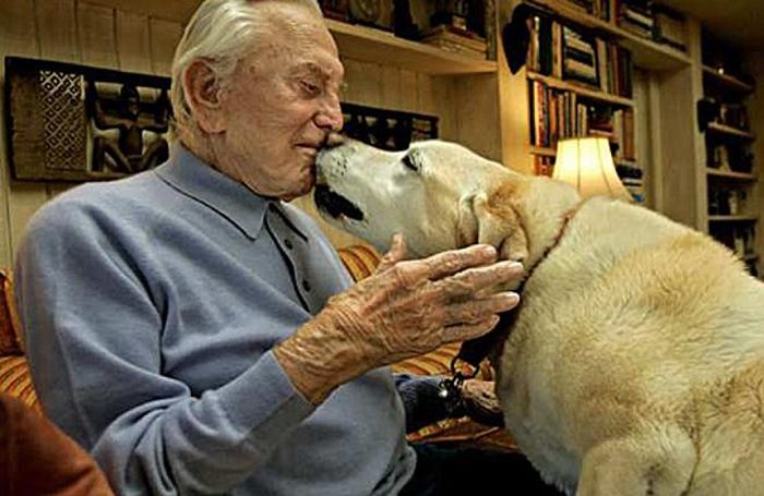 Kirk Douglas trong màn độc diễn cháy vé "Before I Forget"