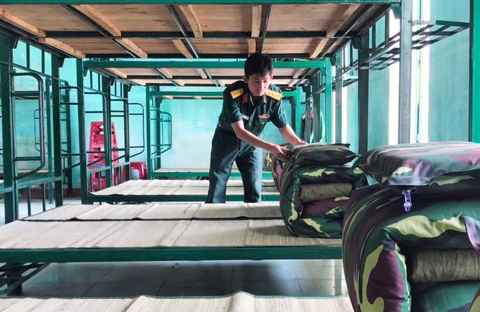  Thượng úy Châu Phước Hải, Đại đội trưởng Đại đội 2, Tiểu đoàn 1 kiểm tra từng giường nằm của CSM.