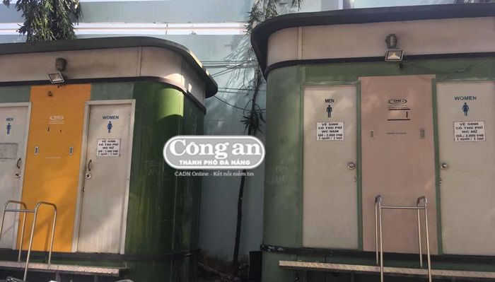 Hai nhà vệ sinh công cộng khóa cửa, hốc giữa được chú thích là nơi "Tiểu nam".