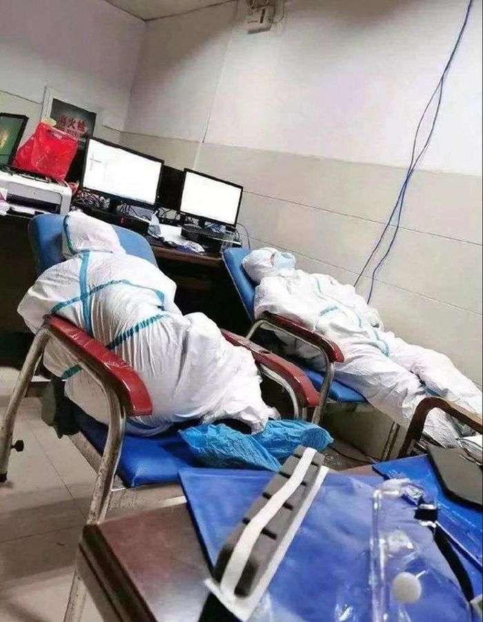  Hình ảnh các bác sĩ ở Trung Quốc ngủ ở đủ tư thế vì làm việc quá sức đã khiến nhiều người cảm động.