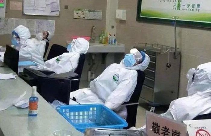  Ở giai đoạn chống dịch hiện nay, các y bác sĩ ở Trung Quốc, đặc biệt là Vũ Hán, chỉ cần được nghỉ ngơi ít phút là họ tranh thủ "chợp mắt ở mọi chỗ có thể".