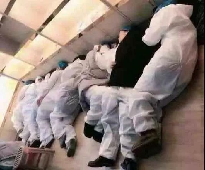  Không còn giường để nằm, chẳng còn chỗ nào có thể ngả lưng, những “thiên thần áo trắng” đã phải bất chấp cả sàn nhà bẩn, ghế tựa chèn ép cột sống lưng để vùi mình vào vài phút chợp mắt ngắn ngủi.