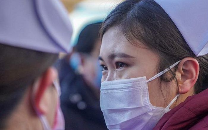  Nữ y tá rơi nước mắt chào tạm biệt gia đình.