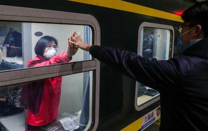  Vợ tạm biệt chồng đi làm nhiệm vụ ở Vũ Hán.