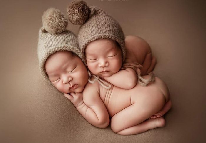 "Đã là anh em thì phải biết dựa vào nhau mà sống, kể cả là khi thức hay khi ngủ nhé mọi người", MC Thành Trung đăng ảnh hai con kèm dòng chia sẻ hài hước, ý nghĩa.