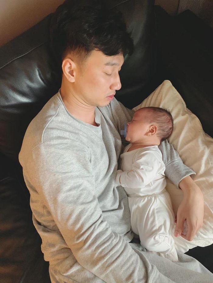 Ngoài những lúc bận rộn vì công việc, Thành Trung đều dành thời gian rảnh rỗi chăm sóc các con. Anh không chỉ giúp bà xã cho con ti bình mà còn ôm con ngủ ngon lành.