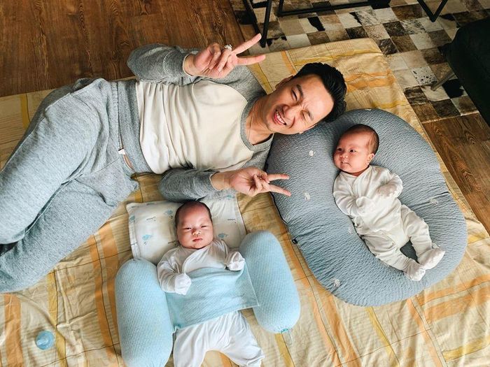Hai con trai của MC Thành Trung được khen ngợi đáng yêu, tăng cân đều đặn.