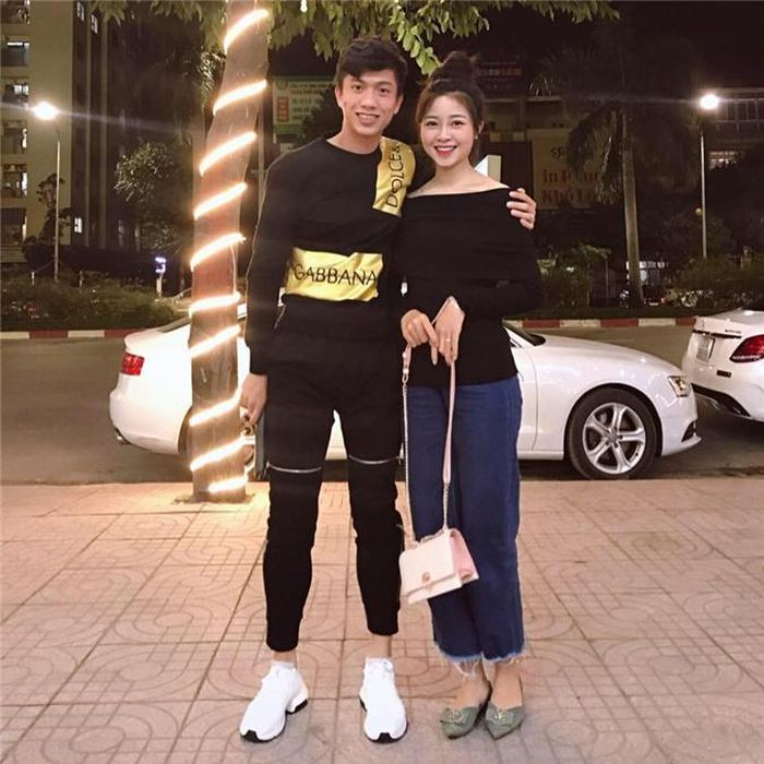  Văn Đức diện cả cây đen cực chất "ton sur ton" với vợ sắp cưới Nhật Linh. 