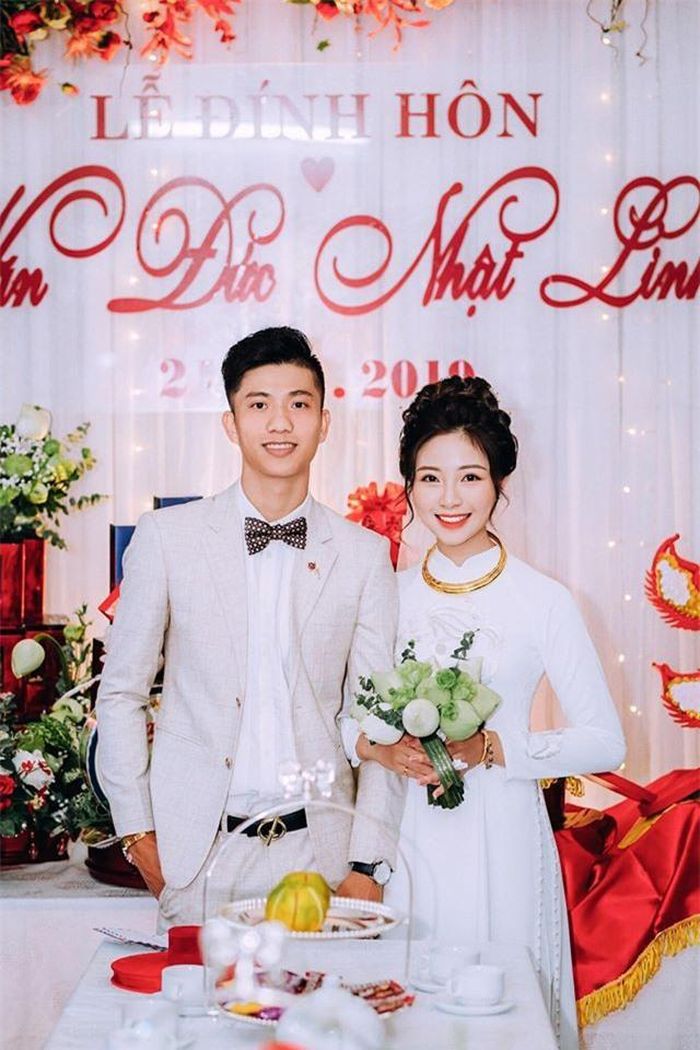  Tiền vệ Phan Văn Đức sinh ngày 11/4/1996. Không chỉ đẹp trai và đá bóng giỏi, chàng cầu thủ 23 tuổi này còn sở hữu gu thời trang nam tính, lịch lãm chẳng kém người mẫu. Gần đây, anh vừa tổ chức lễ ăn hỏi với bạn gái ở quê nhà Nghệ An. 