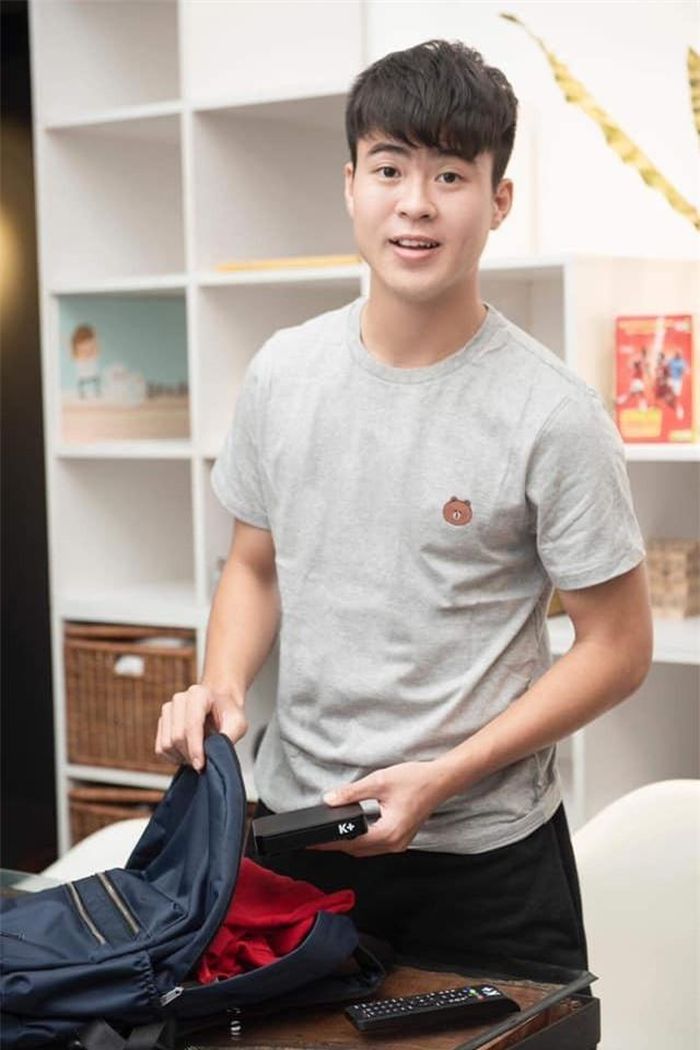  Dù chỉ mặc áo phông với quần ngố đơn giản nhưng Duy Mạnh vẫn toát lên nét bảnh bao và nam tính. Ảnh: FBNV.
