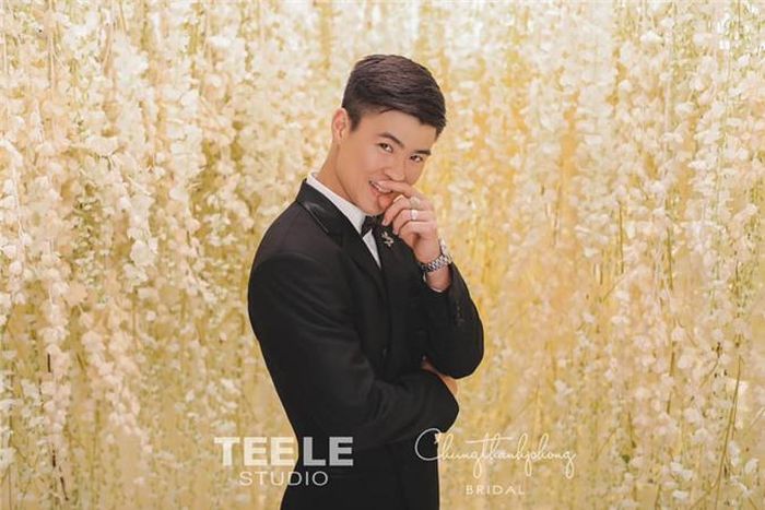  Chú rể Duy Mạnh mặc vest cực kỳ lịch lãm và đẹp trai. 