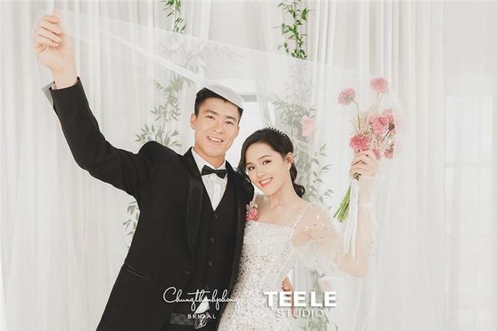  Trung vệ Đỗ Duy Mạnh sinh ngày 29/9/1996. Cầu thủ đang chơi cho Hà Nội FC không phải là cái tên xa lạ với NHM bóng đá Việt Nam. Mới đây, anh cũng gây sốt khi tổ chức lễ ăn hỏi với bạn gái Quỳnh Anh. 