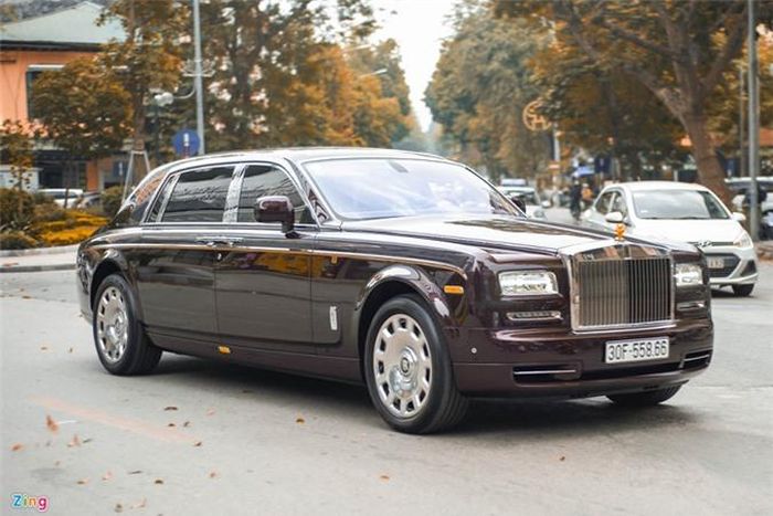  Rolls-Royce Phantom Hòa Bình Vinh Quang được phát trển dựa trên nguyên mẫu của Phantom Series II EWB. Xe có các số đo dài x rộng x cao lần lượt là 5.992 x 1.990 x 1.650 (mm), chiều dài cơ sở đạt 3.820 mm và cân nặng 2,72 tấn. 