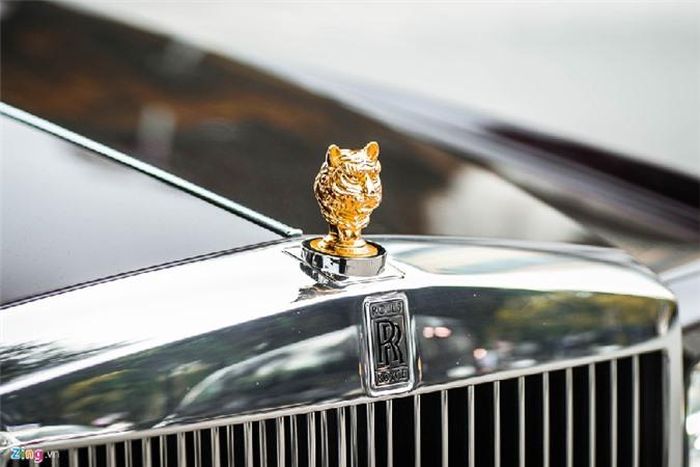  Xe mang màu ngoại thất đỏ đậm Madeira. Điểm nhấn đáng chú ý nhất ở ngoại thất xe là logo Spirit of Ecstasy của hãng xe sang Rolls-Royce được thay bằng biểu tượng đầu hổ bằng vàng. 