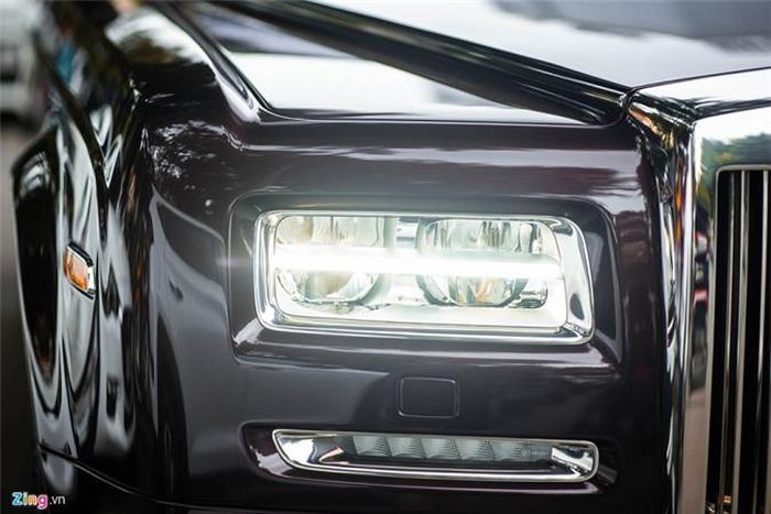  Chiếc Phantom Hòa Bình Vinh Quang đặc biệt này được thiết kế và chế tạo bởi bộ phận Bespoke tại nhà máy Rolls-Royce Goodwood. Ngoài 460 giờ sản xuất cơ bản, chiếc Phantom này còn tốn thêm 260 giờ cho công đoạn chế tác thủ công các chi tiết bespoke đặc biệt. 