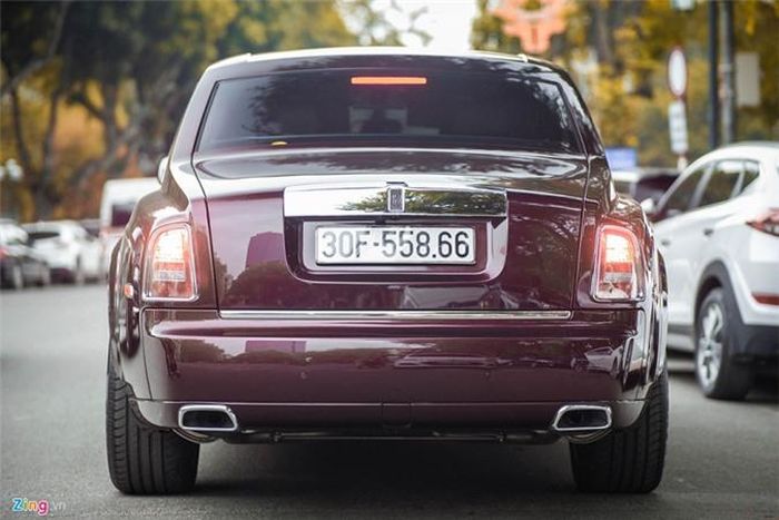 Ở thời điểm đó, Rolls-Royce không công bố mức giá của phiên bản đặc biệt này. Theo giới thạo xe, với độ hiếm có và đặc biệt này thì Phantom Hòa Bình Vinh Quang có giá xấp xỉ 100 tỷ sau khi đóng đủ các loại thuế phí ra biển số.