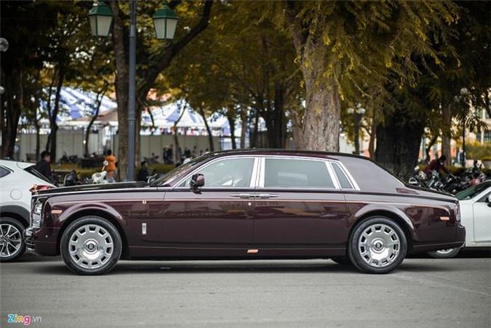 Rolls-Royce Phantom Hòa Bình Vinh Quang sử dụng động cơ V12, dung tích 6.75L, sản sinh công suất tối đa 453 mã lực tại 5.350 vòng/phút và mô-men xoắn cực đại 720 Nm tại 3.500 vòng/phút. Chiếc xe to lớn này có thể tăng tốc 0-100 km/h trong 6,1 giây trước khi đạt tốc độ tối đa 240 km/h. 