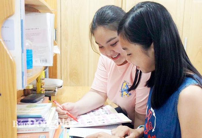 Em Nguyễn Thái Vy (trái), học sinh lớp 11B2 Trường THPT Lê Quý Đôn (phường Tân Mai, TP.Biên Hòa) làm gia sư từ khi học lớp 9. Thu nhập từ việc làm thêm này đã giúp em tự đóng tiền học tiếng Anh nâng cao và phụ giúp mẹ đóng học phí hằng tháng. Ảnh: H.Yến