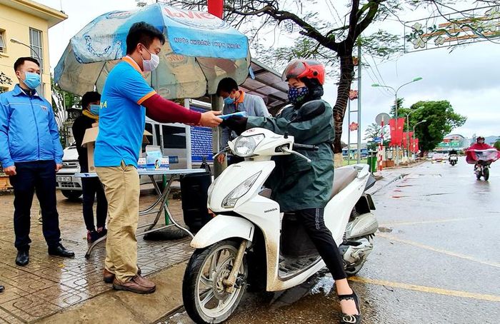 Thành đoàn T.P Thái Nguyên cùng các đoàn viên Công ty TNHH đầu tư du lịch Đông Á phát khẩu trang miễn phí cho người dân.