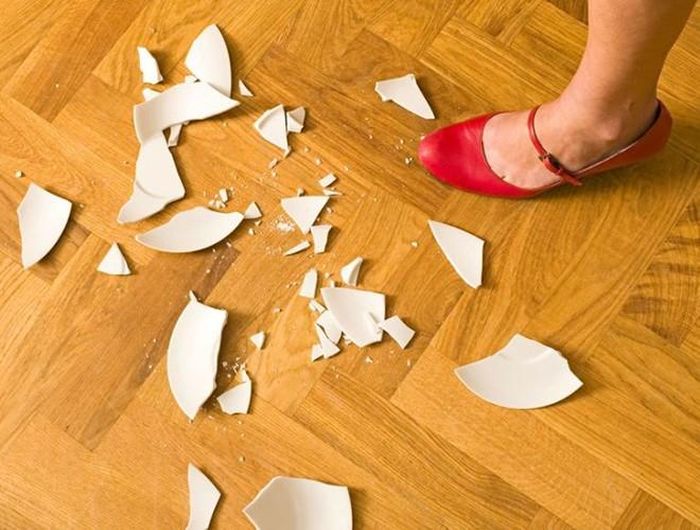  Tránh đổ vỡ, làm hỏng đồ đạc trong nhà như bát, đĩa, gương, lọ hoa… 