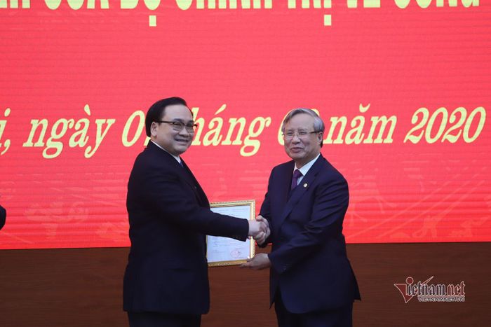 Thường trực Ban Bí thư Trần Quốc Vượng trao quyết định của Bộ Chính trị cho ông Hoàng Trung Hải. Ảnh: Trần Thường