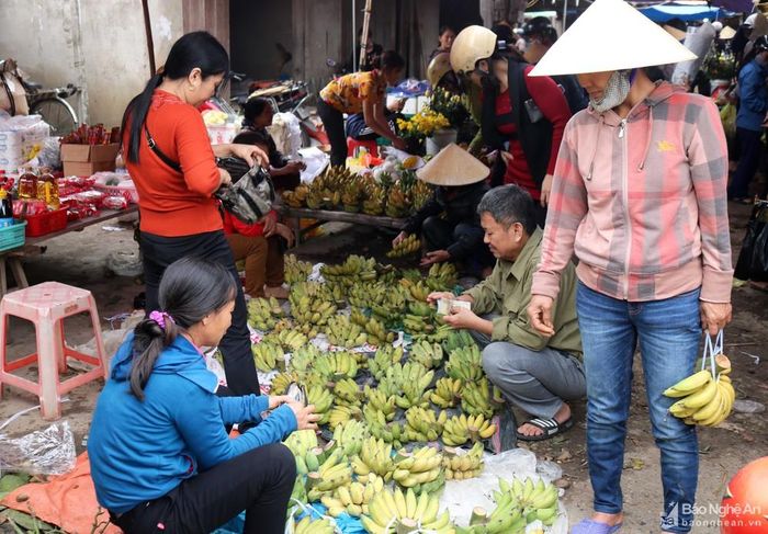 Chợ quê vào Rằm, chuối xanh, chuối chín bày bán khá nhiều. Chuối đẹp có giá từ 20 - 50 nghìn đồng/nải.