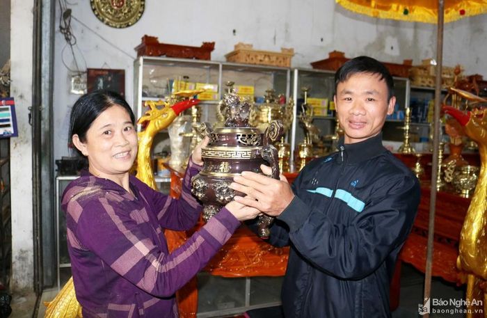 Để bàn thờ gia tiên, họ tộc được trang nghiêm, ấm cúng, đủ đầy, dịp này không ít người dân đi chợ mua sắm đồ tế khí như lư hương, đỉnh trầm, bát bửu... Ngoài ra, một số dòng họ còn mua sắm chiêng trống, trang phục hành lễ...