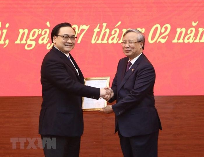Thường trực Ban Bí thư Trần Quốc Vượng trao quyết định bổ nhiệm ông Hoàng Trung Hải, Ủy viên Bộ Chính trị giữ chức Phó trưởng bộ phận thường trực chuyên trách Tiểu ban Văn kiện Đại hội XIII của Đảng. (Ảnh: Văn Điệp/TTXVN)