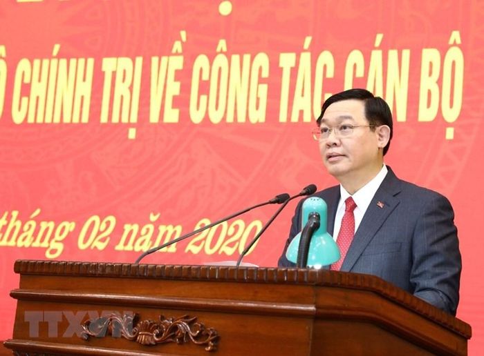 Ủy viên Bộ Chính trị, Bí thư Thành ủy Hà Nội Vương Đình Huệ phát biểu tại lễ trao quyết định. (Ảnh: Văn Điệp/TTXVN)