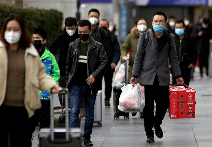 Trung Quốc yêu cầu người dân đeo khẩu trang tại nơi công cộng. Ảnh: Reuters