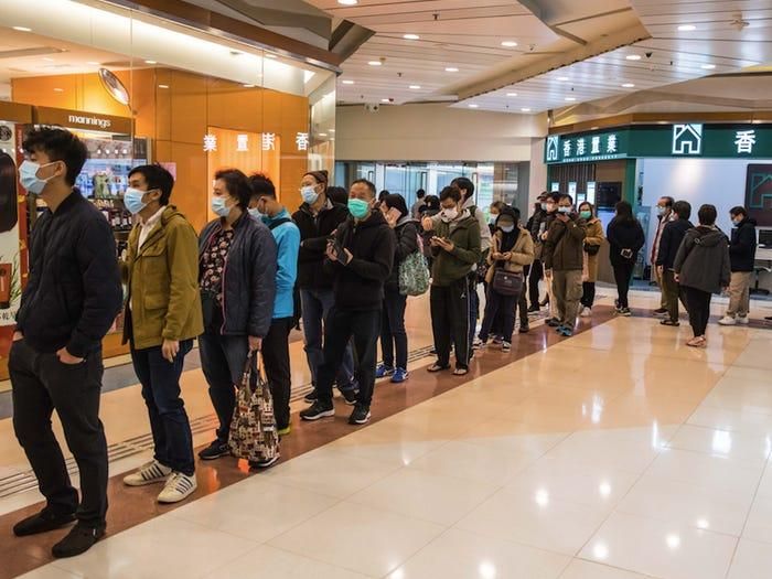 Xếp hàng mua khẩu trang ở Thượng Hải. Ảnh: Getty