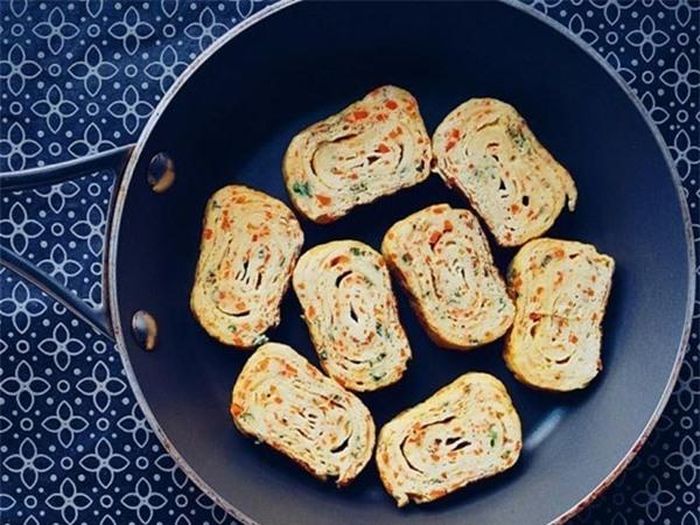 Trứng cuộn cà rốt (Ảnh: Congthucmongon)