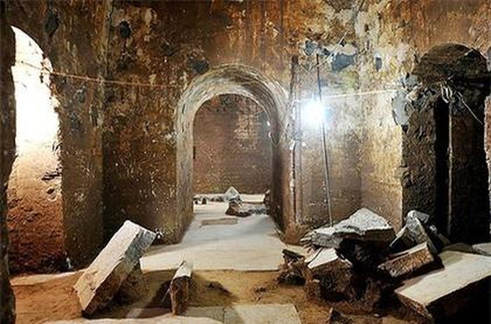 8. Giết toàn bộ công nhân xây dựng lăng mộ. Đây là biện pháp chống nạn trộm mộ khá tàn độc, cướp đi sinh mạng của nhiều người. 