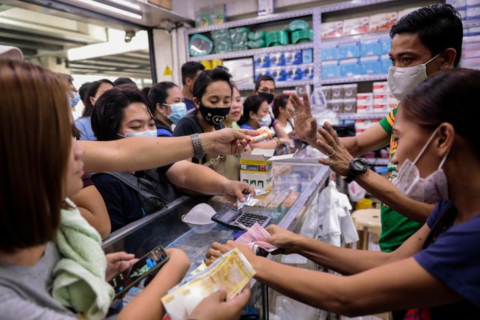 Nhiều địa phương vẫn đang xảy ra hiện tượng khan hàng, tăng giá các mặt hàng khẩu trang, nước sát trùng và găng tay y tế phục vụ phòng bệnh