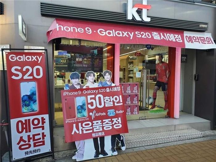 Một cửa hàng ở Hàn Quốc cho đặt trước Galaxy S20 và iPhone 9. Ảnh: cnBeta.