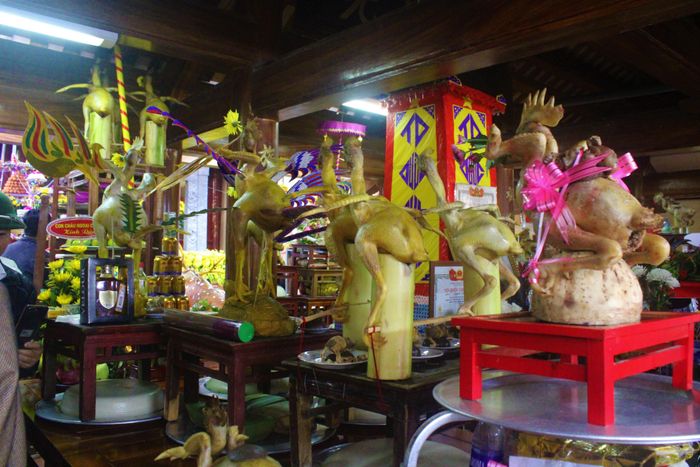 Có mặt tại dòng họ Lê Trọng (xã Thạch Bình) ngày 15 tháng giêng (ÂL) có hàng chục con gà được bày với nhiều thế độc đáo trong mâm cỗ. 